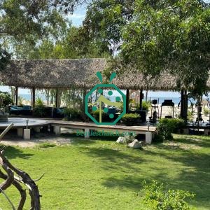 Mái nhà bằng lá cọ nhân tạo cho nhà chòi kiểu Tiki.